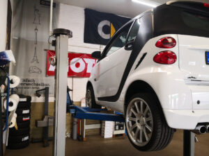 Bilder aus unserer Smart Werkstatt - Smart 451 Cabrio auf Hebebühne